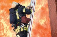 Feuerwehrmann vor Flammen